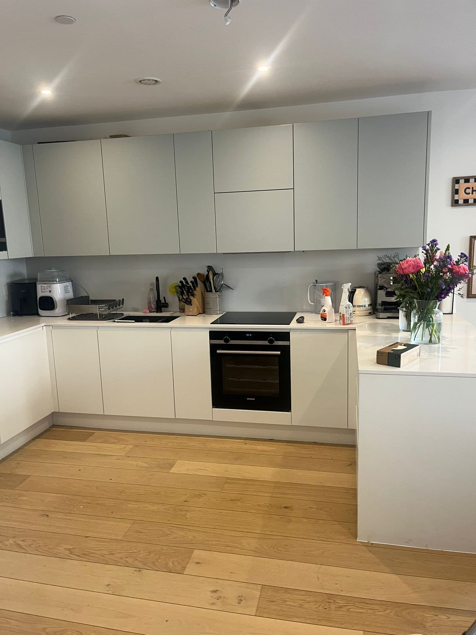 Bright white kitchen cleaned to checkout standard with clear worktops