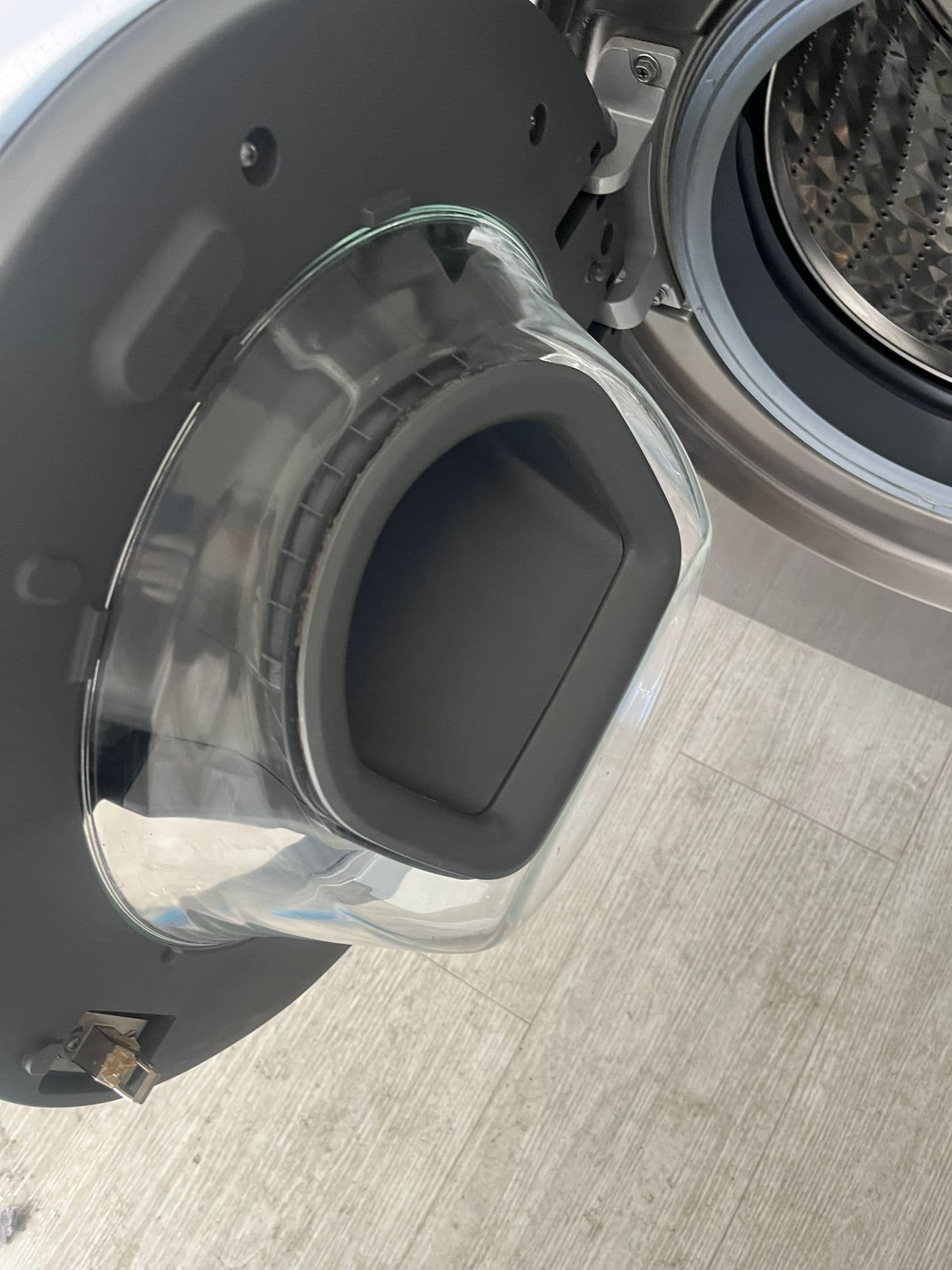 Clean washing machine door, glass and drum after cleaning